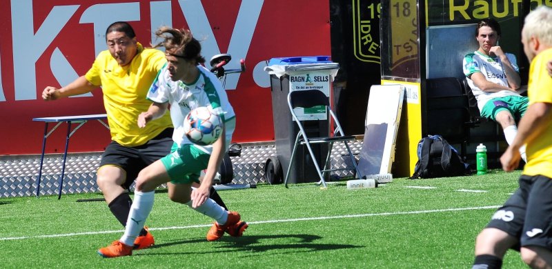 Endelig action - og fullt trøkk da Raufoss og HamKam møttes. Foto: Knut Befring, OA