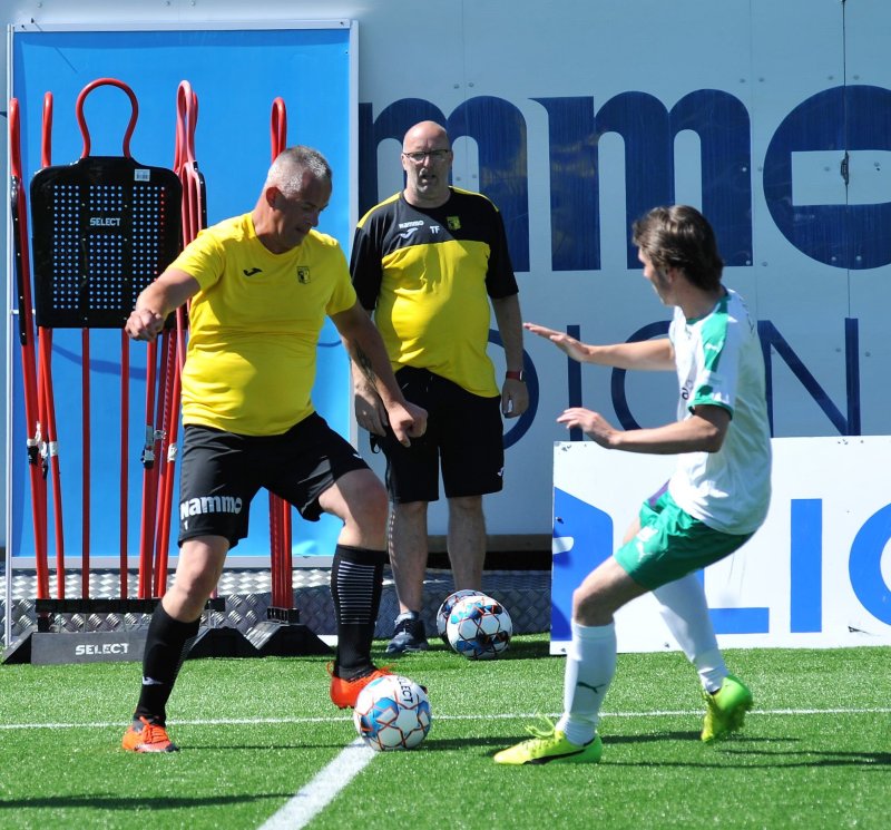 Raufoss-trener Tommy Fyhn likte det han stå i gatelagets aller første ordentlige fotballkamp. Foto: Knut Befring, OA