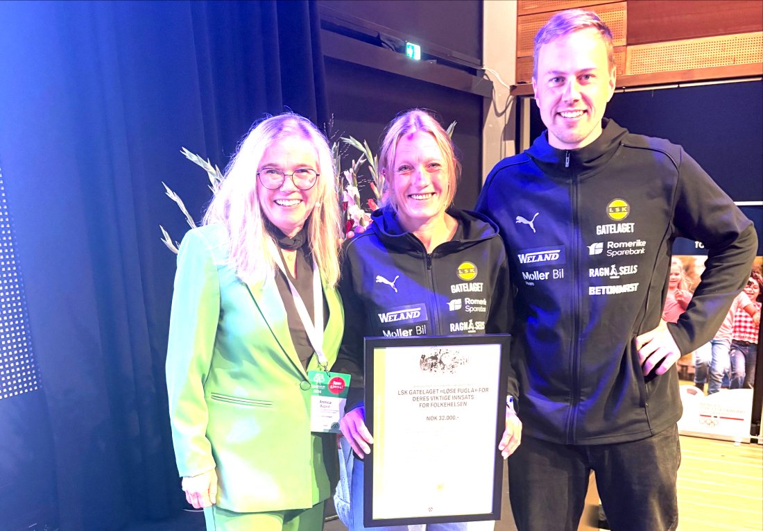 LSK-spiller Linda Bakke Jensen med det synlige beviset på at LSKs gatelag fikk 32&nbsp;000 kroner fra Folkehelsekonferansen 2026. Til venstre Annica Øygard, leder for Folkehelsekonferansen, til høyre hovedtrener Vidar Gundersen.
