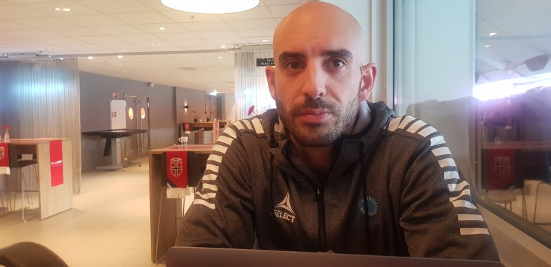 Selim Emeci sliter med tanken på å forlate jobben i Fotballstiftelsen.