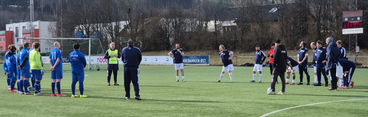 Noen velvalgt ord i Fair Play-samlingen før avspark mellom Godset og Pors