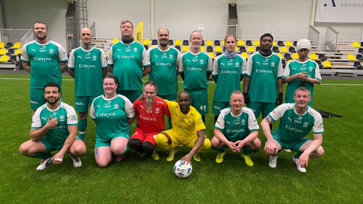 En fornøyd HamKam-gjeng på bortetur på andre sida av Mjøsa.