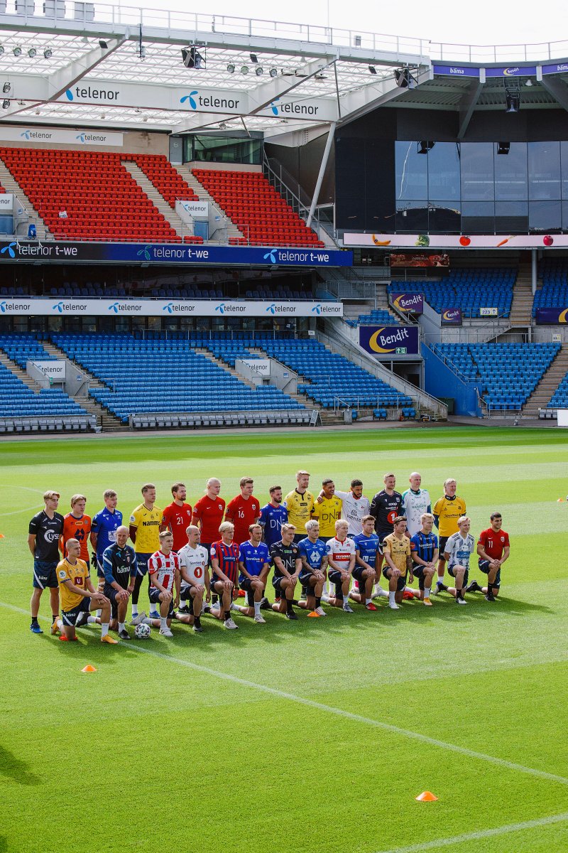 GATELANDSLAGET: Før hjemmekampen mot Gibraltar fikk 4-4-3 lov til å kle opp landslaget i gatelagenes drakter og ingen sa nei til å bære drakter selv om vi ikke maktet å få tak i Bryne og et par til. Dette er gatelagenes ambassadører. Foto: Gaute Gjøl Dahle.